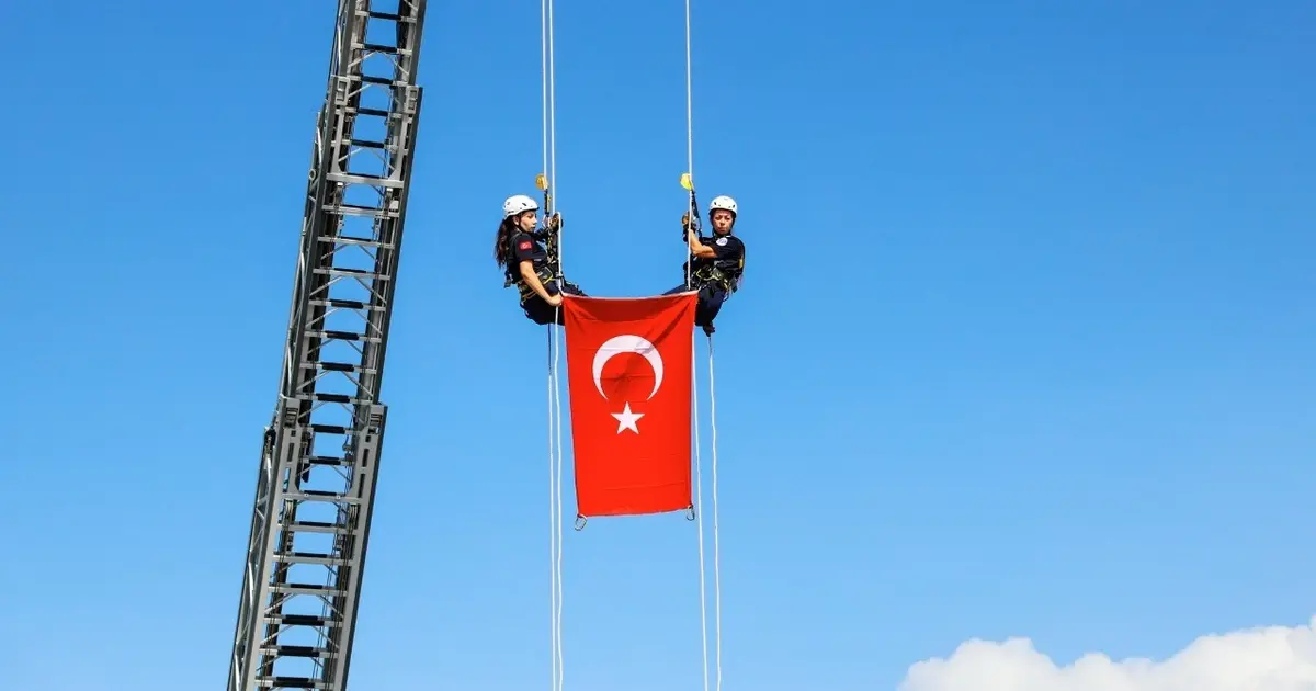 Bursa'da Tatbikatta Türk Bayrağı Yüksekten İndirildi; Afet Hazırlıkları Sergilendi