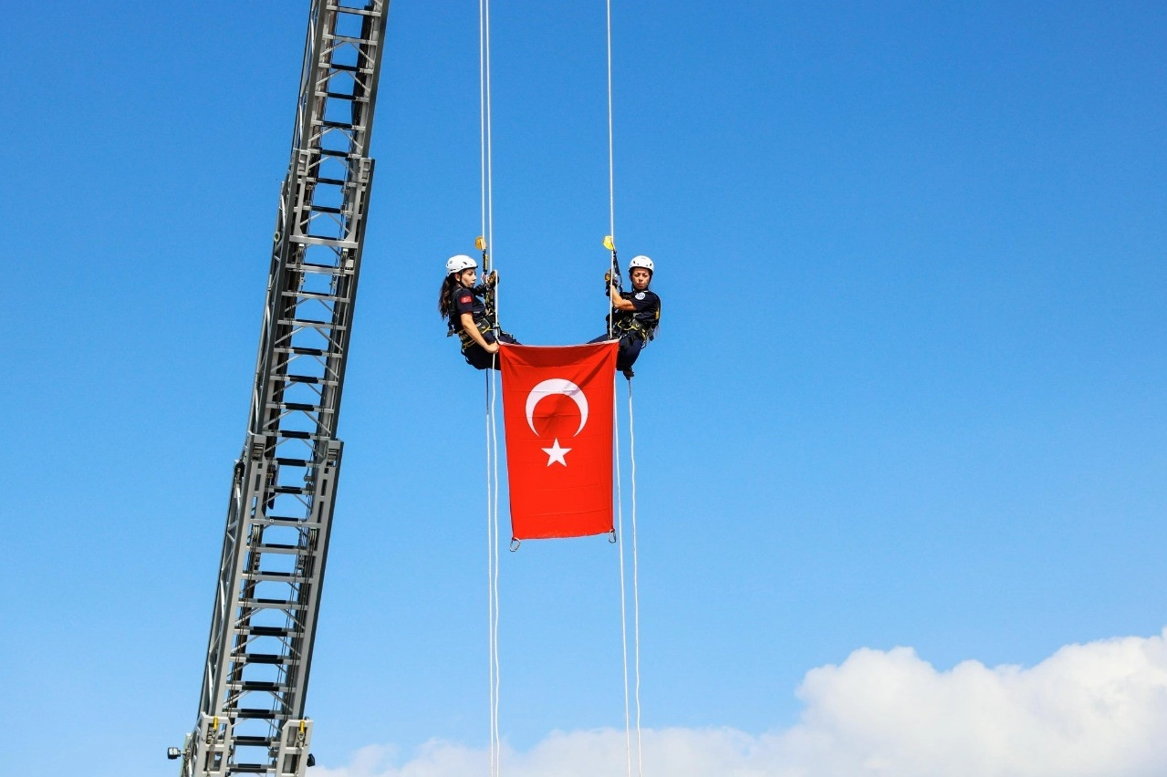 Bursa'da Tatbikatta Türk Bayrağı Yüksekten İndirildi; Afet Hazırlıkları Sergilendi
