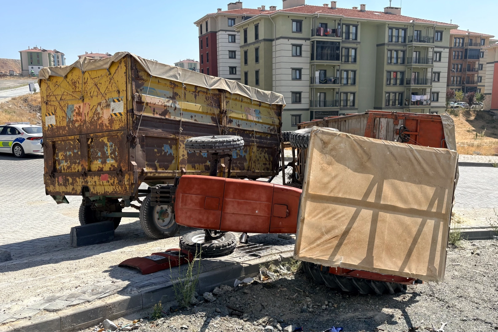 Kütahya'da yokuşta devrilen traktörün sürücüsü A.U. yaralandı