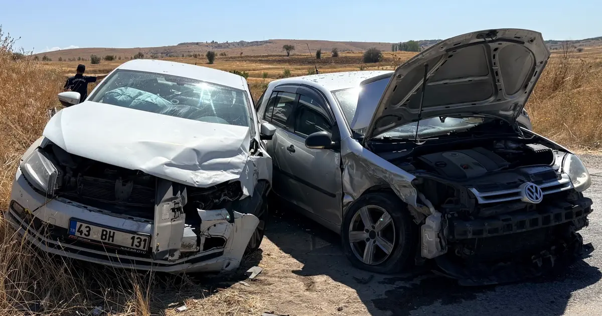 Kütahya'da otomobiller çarpıştı: 3 yaralı hastaneye kaldırıldı