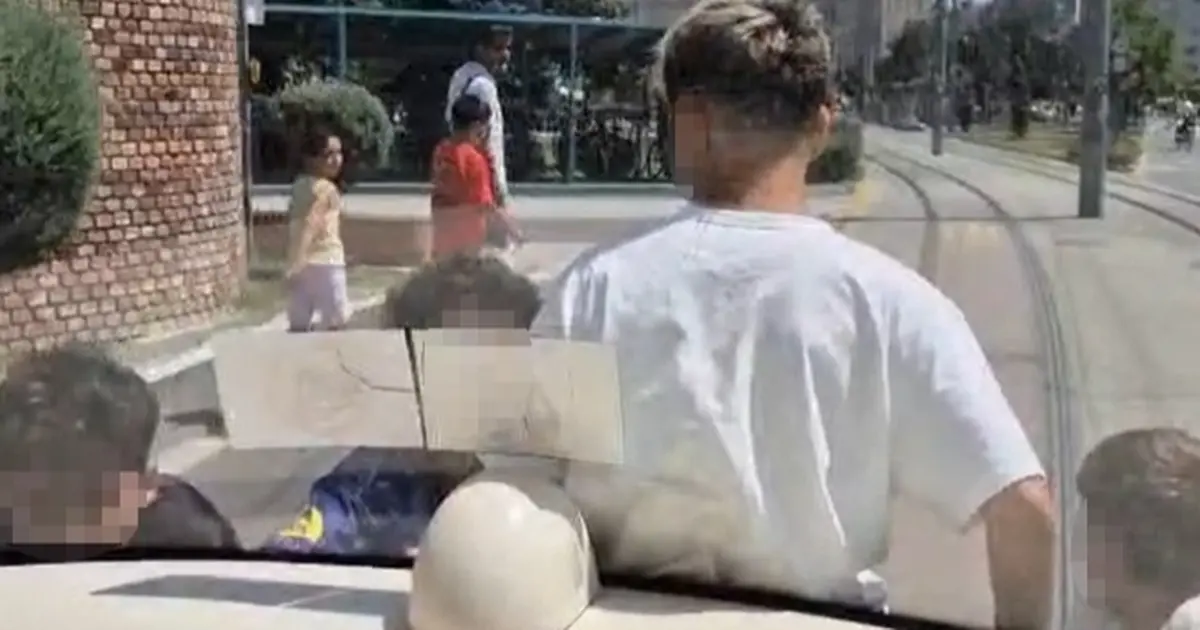 Eskişehir'de tramvayın arkasına asılan çocuklar tehlikeli yolculuk yaptı