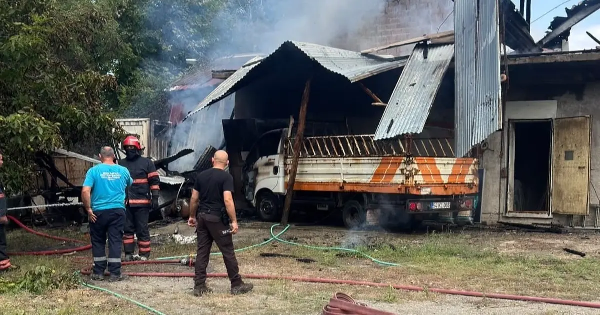 Sapanca'da depo yangını: Alevler kamyonete sıçradı, maddi hasar oluştu