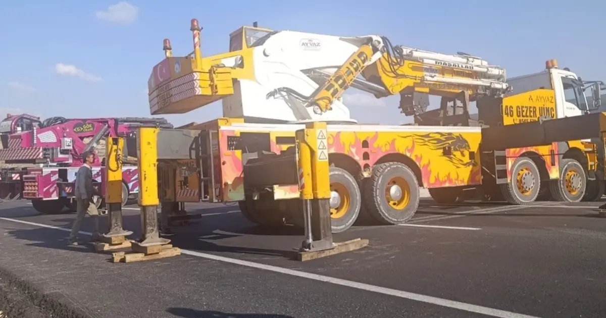 Gelin konvoyuna çarpmamak için manevra yapan tanker yoldan çıktı