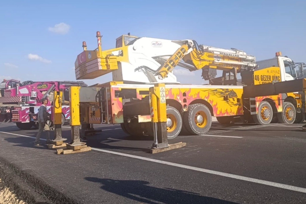 Gelin konv a çarpmamak için manevra yapan tanker yoldan çıktı