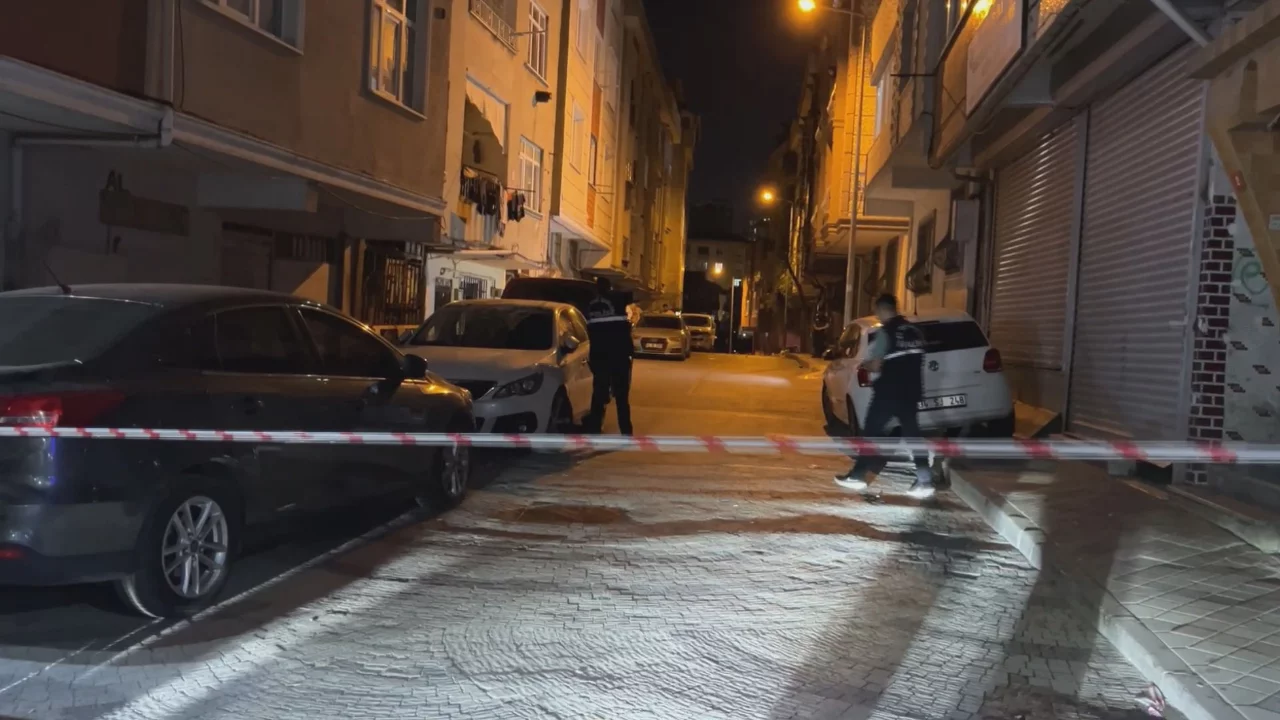 Bağcılar Kirazlı Mahallesi'nde kavga: 4 kişi yaralandı Bağcılar Kirazlı Mahallesi'nde kavga: 4 kişi yaralandı