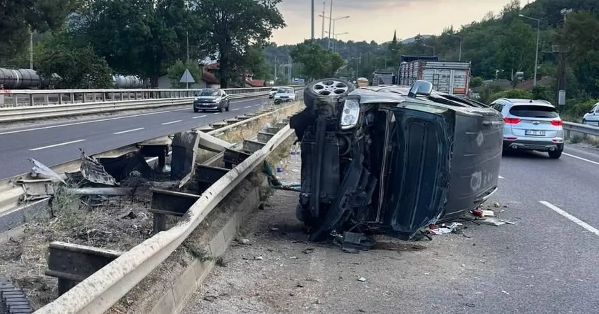 Bilecik'te bariyere çarpan hafif ticari araçta 3 kişi yaralandı