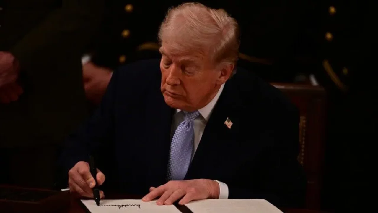 Trump'ın Kamuoyu Desteği Dibi Gördü: Onay Oranı Yüzde 33'e Düştü Trump'ın Kamuoyu Desteği Dibi Gördü: Onay Oranı Yüzde 33'e Düştü