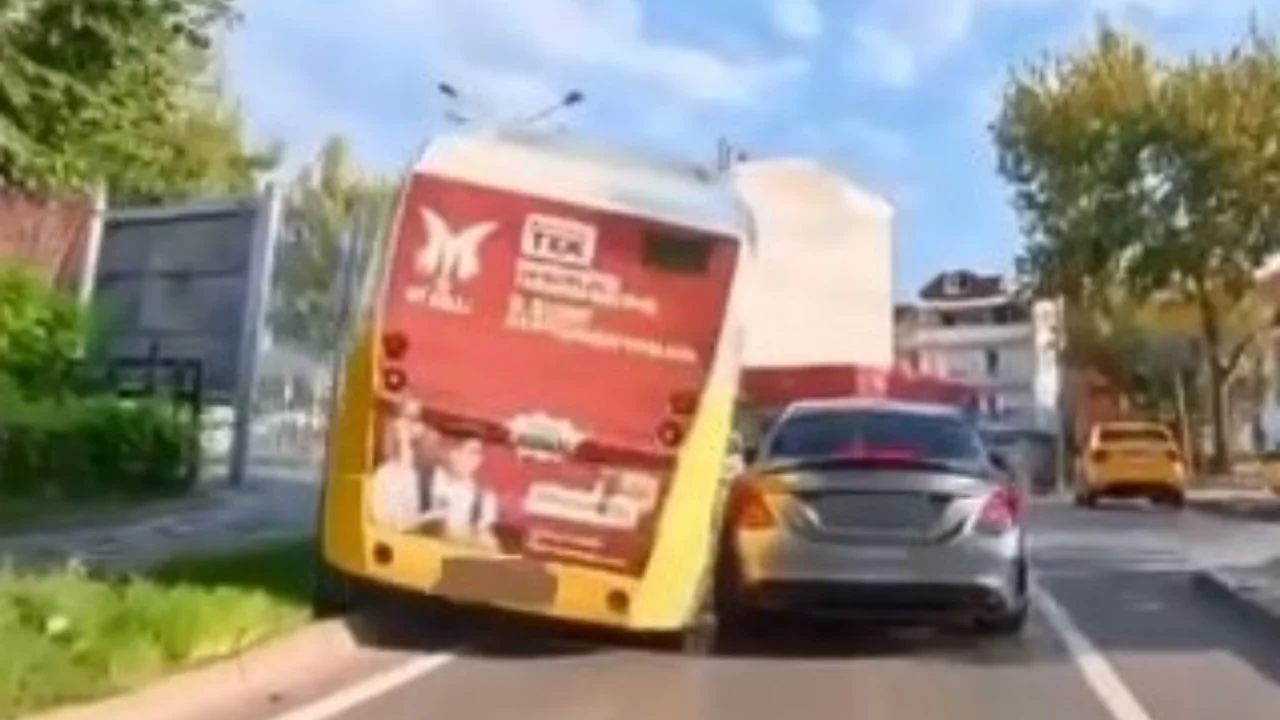 Bursa'da belediye minibüsü elektrik direğine çarptı: Kazada yaralanan yok