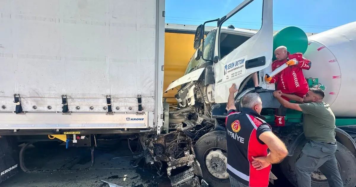 Edirne'de park halindeki iki tıra çarpan beton mikseri kazası: 1 yaralı