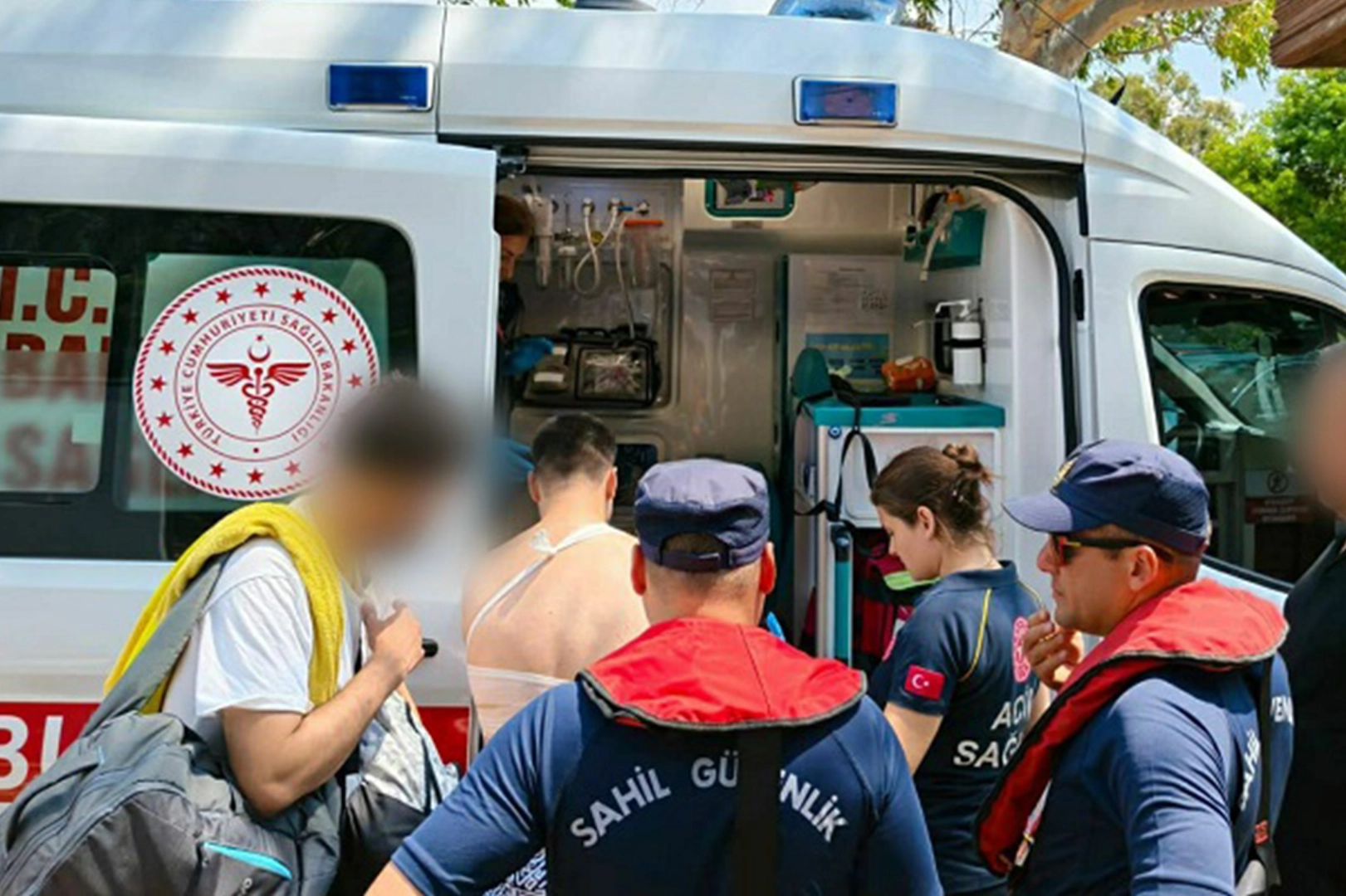Fethiye açıklarında teknede yaralanan 2 kişi Sahil Güvenlik tarafından kurtarıldı Fethiye açıklarında teknede yaralanan 2 kişi Sahil Güvenlik tarafından kurtarıldı