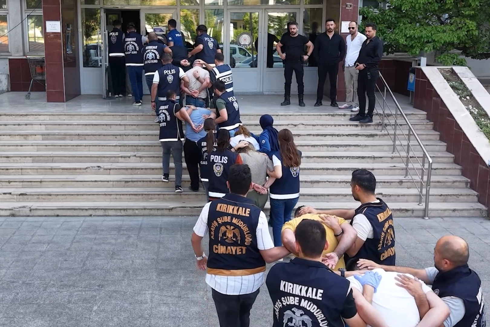 12 yıllık cinayet soruşturmasında 13 kişi tutuklandı: 7 milyon veri incelendi