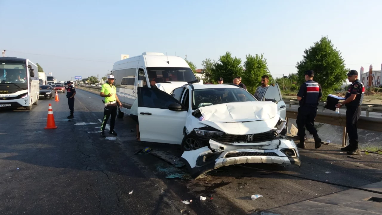Manavgat'ta 6 araçlı zincirleme kaza: 17 kişi hastaneye kaldırıldı