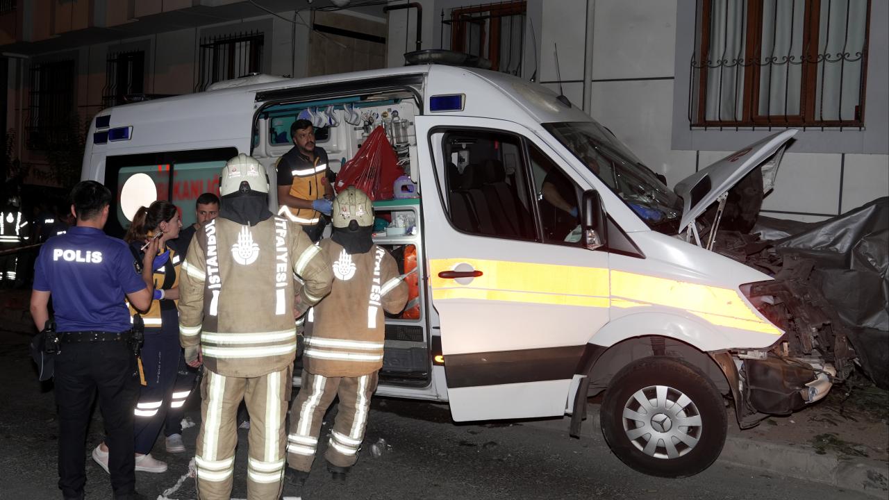 İstanbul'da hasta taşıyan ambulans kaza yaptı: 3 sağlık çalışanı yaralandı