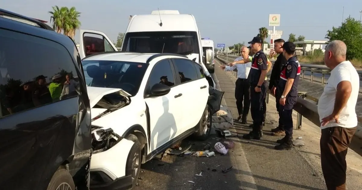 Antalya'da 6 aracın karıştığı kazada 17 kişi yaralandı