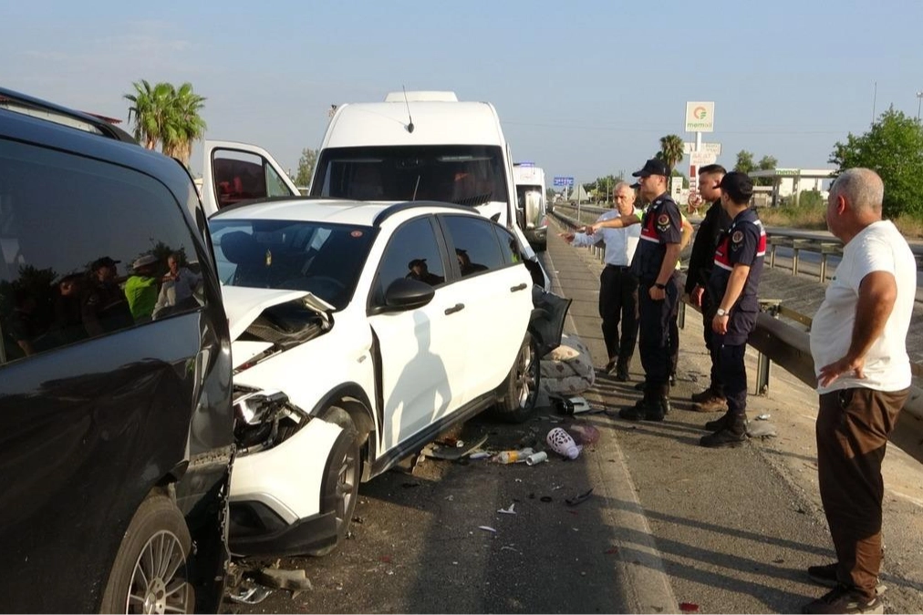 Antalya'da 6 aracın karıştığı kazada 17 kişi yaralandı