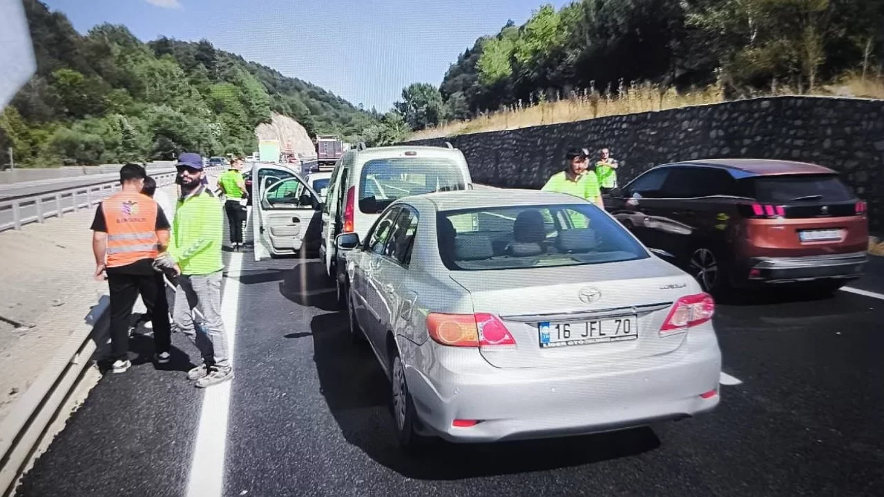 Bilecik'te 4 araç birbirine girdi: 1 kişi yaralandı