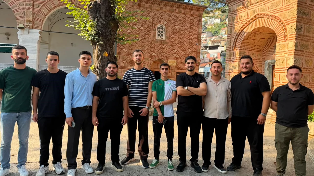 AK Parti Osmangazi Gençlik Kolları, Hamzabey Külliyesi'nde temizlik yaptı
