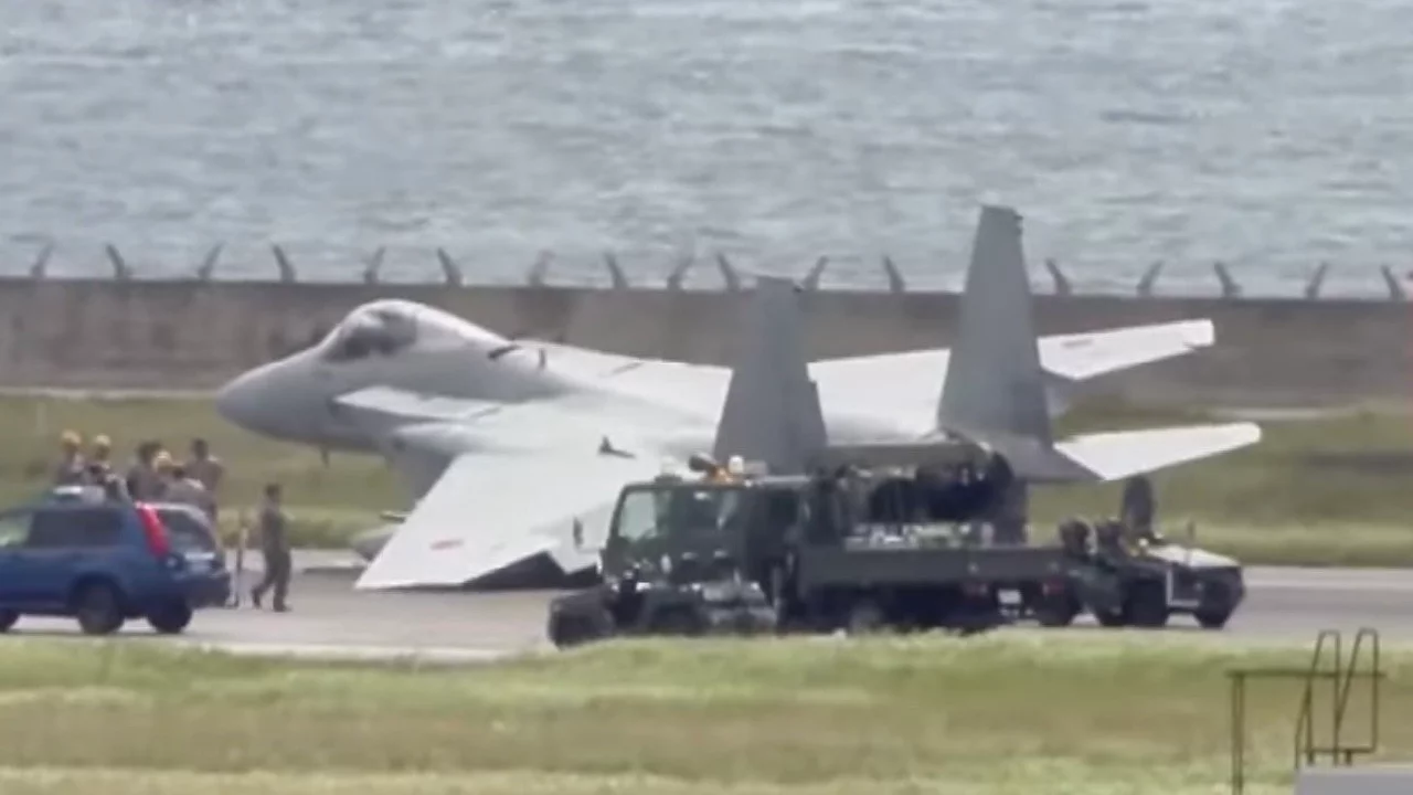 F-15 savaş uçağı, Naha Havalimanı'na acil iniş yaptı ve pistte mahsur kaldı