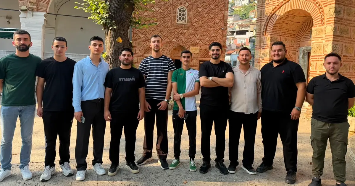 AK Parti Osmangazi, gençlerle tarihi mekanları temizledi: Vefa çalışmaları sürüyor