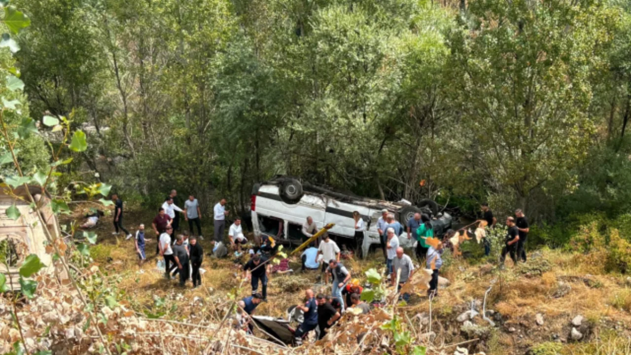 Sivas'ta yolcu minibüsü şarampole devrildi: 4 ölü, 10 yaralı