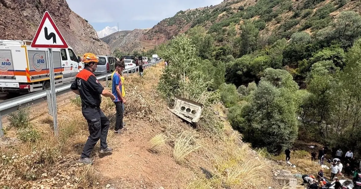 Sivas'ta minibüs kazası: 4 kişi hayatını kaybetti
