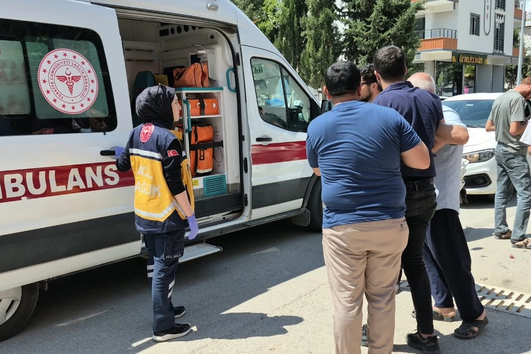 Adıyaman'da minibüs ile motosiklet çarpıştı: 2 kişi yaralandı