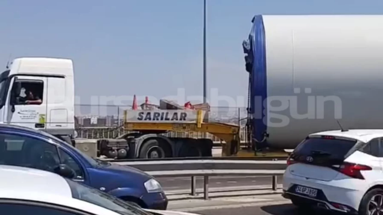Bursa'da Ağır Nakliye Tırı Trafik Sıkışıklığına Neden Oldu