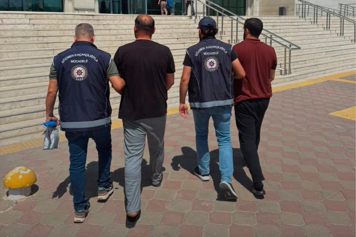 Düzensiz göçmen operasyonu: 10 kişi yakalandı, 2 gözaltı