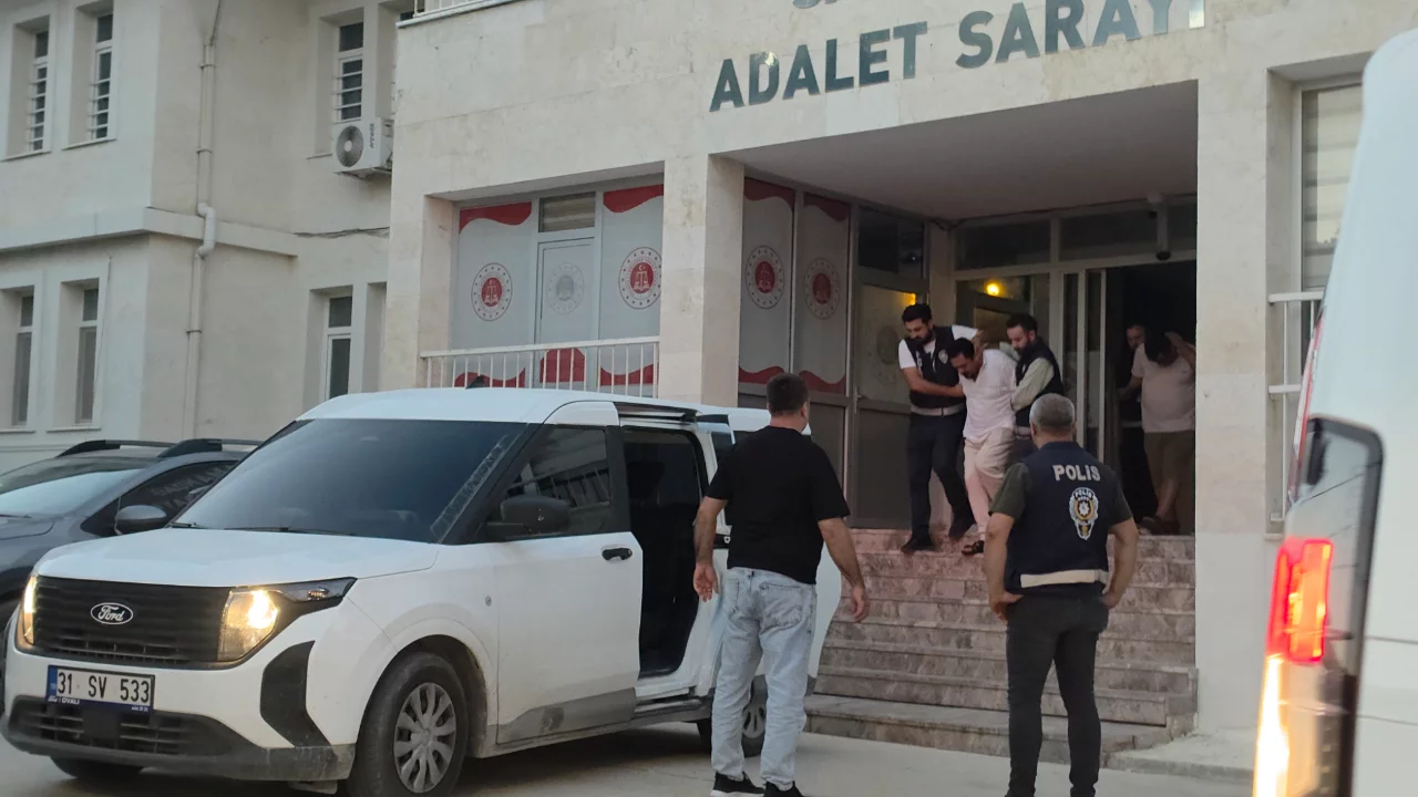 16 yaşındaki K.G., alıkonulduğu yerden kaçmayı başardı: 2 tutuklama 16 yaşındaki K.G., alıkonulduğu yerden kaçmayı başardı: 2 tutuklama