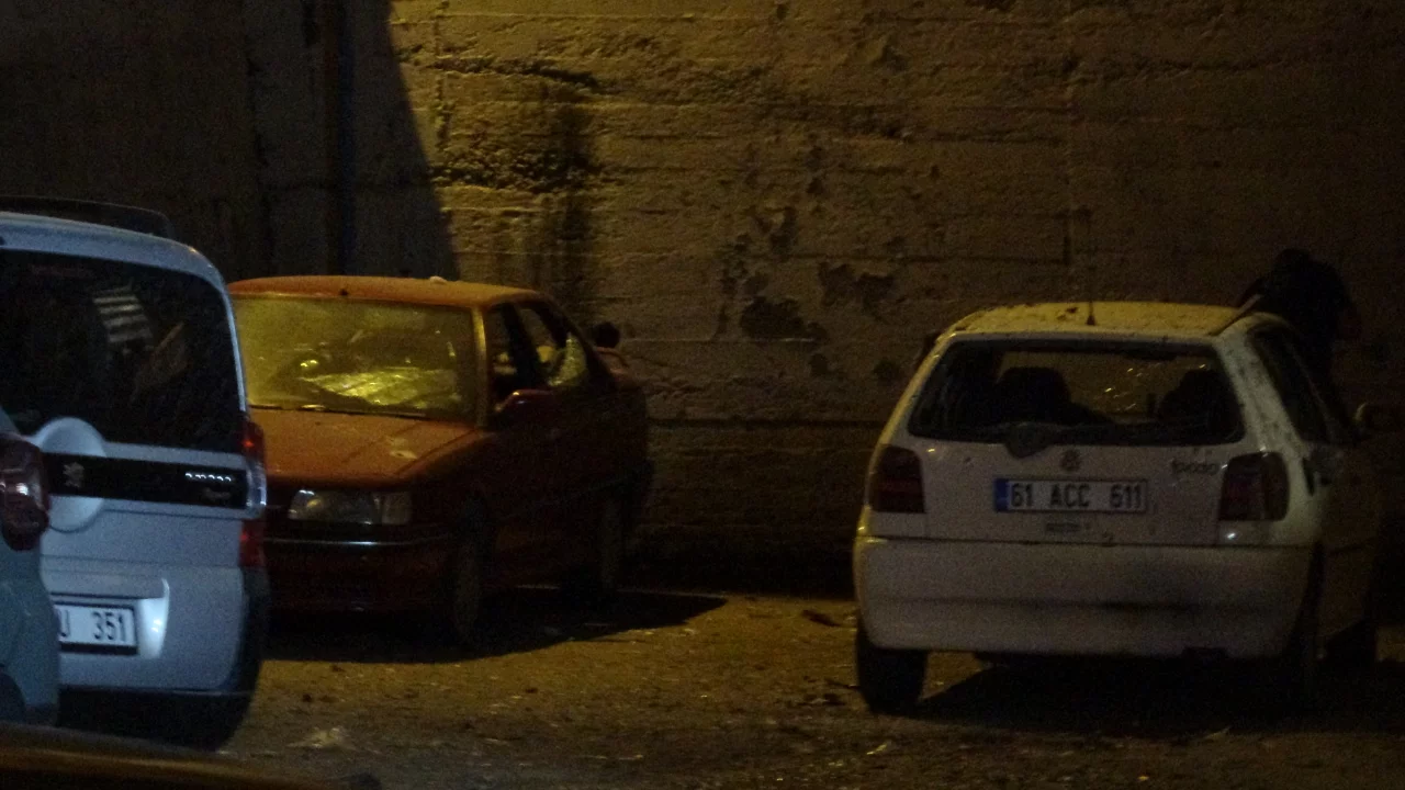 Hava aracı Arsin İlçe Emniyet Müdürlüğü bahçesine düştü: 4 polis aracı hasar gördü Hava aracı Arsin İlçe Emniyet Müdürlüğü bahçesine düştü: 4 polis aracı hasar gördü