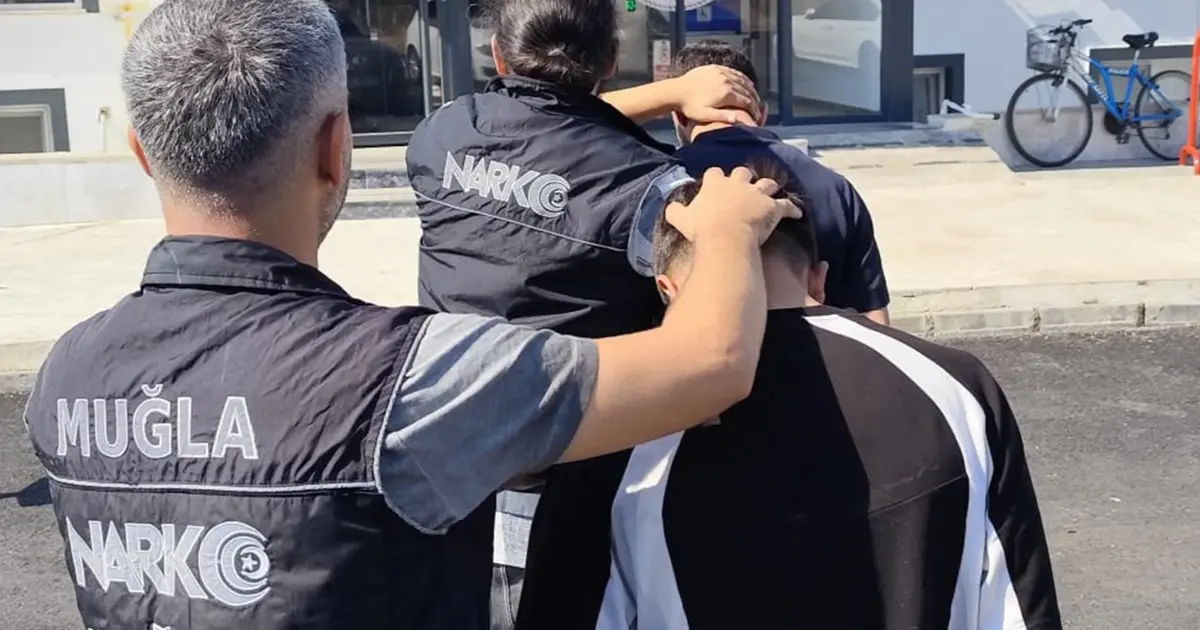 Dalaman'da uyuşturucu madde getirirken yakalanan 2 şüpheliden biri tutuklandı Dalaman'da uyuşturucu madde getirirken yakalanan 2 şüpheliden biri tutuklandı