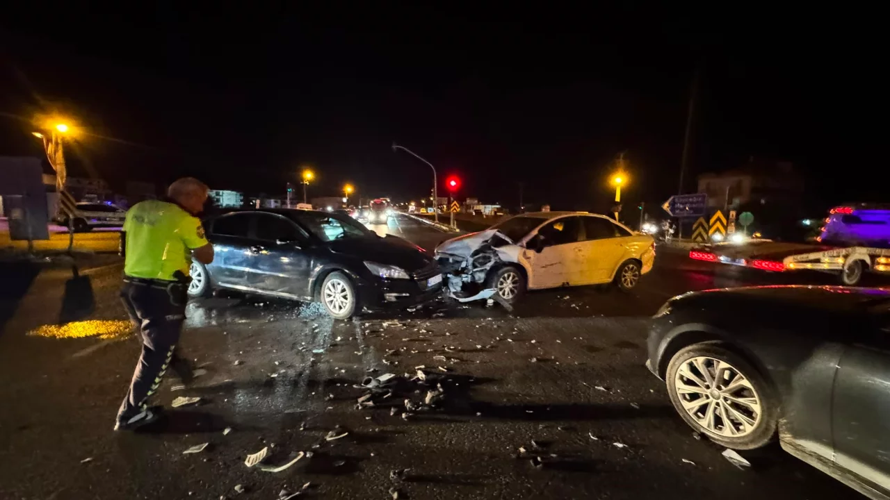 Ortaca Hal Kavşağı'nda üç araçlı kaza: Trafik kontrollü sağlandı