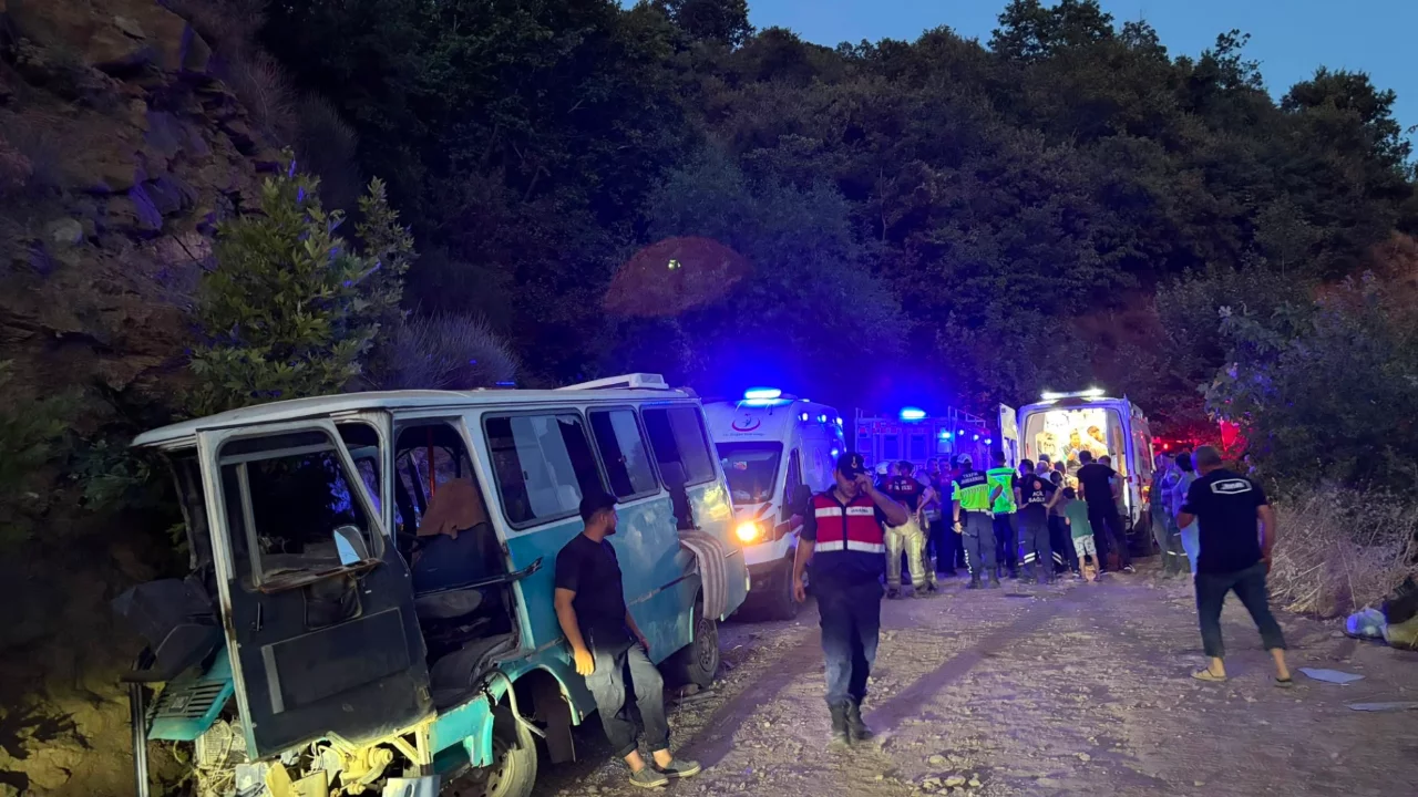 Tarım işçilerini taşıyan minibüs kaza yaptı: 1 ölü, 8 yaralı