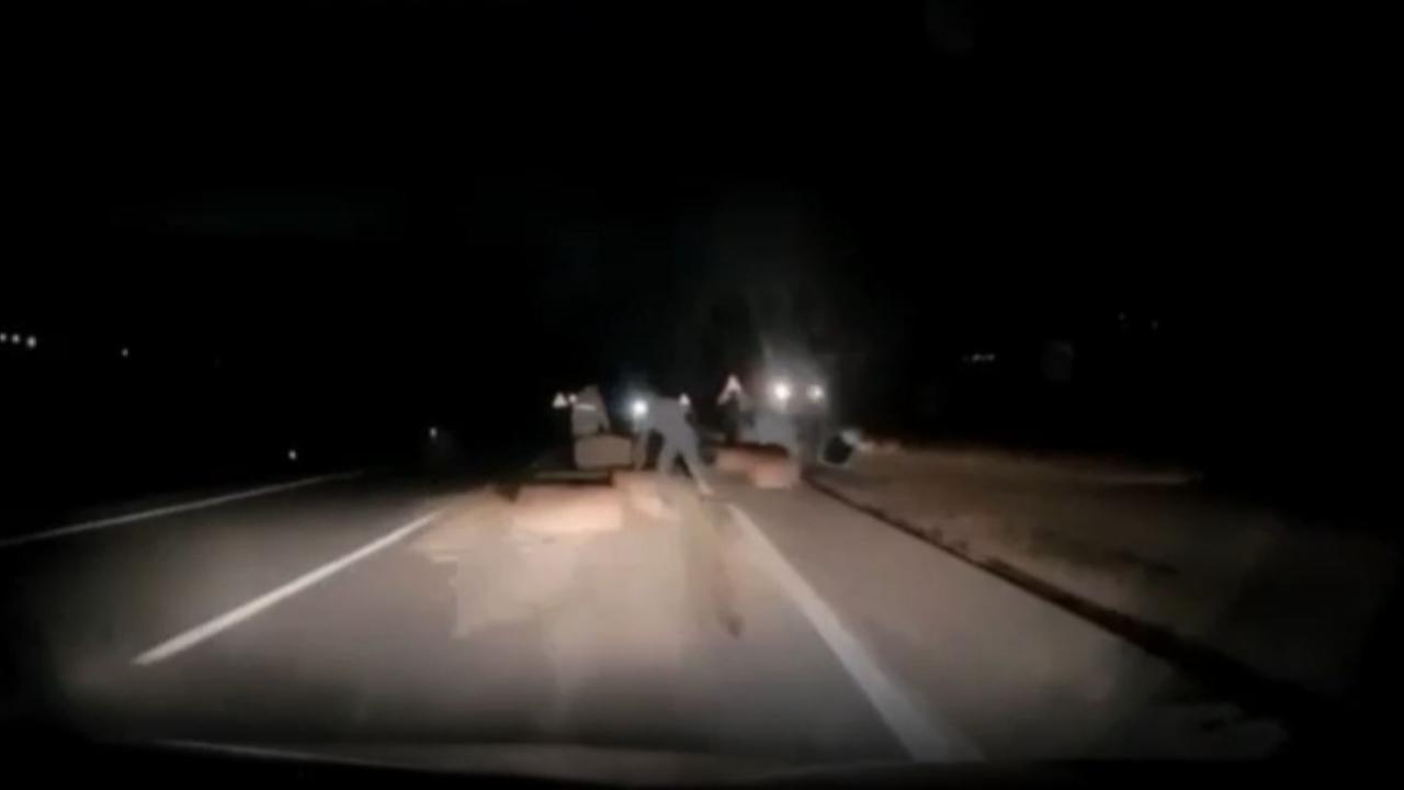 Tokat'ta otomobil, kazayı fark ettirmek isteyen traktöre çarptı