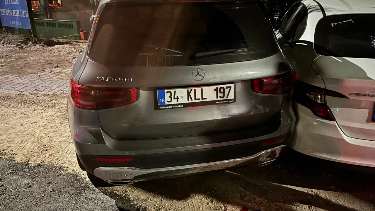 Ayvalık'ta sürücü bayıldı: 3 araca çarpan otomobil durabildi
