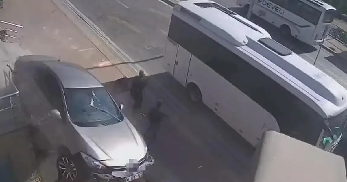 Kocaeli'de otomobil merdiven boşluğuna düştü: 2 kişi son anda kurtuldu