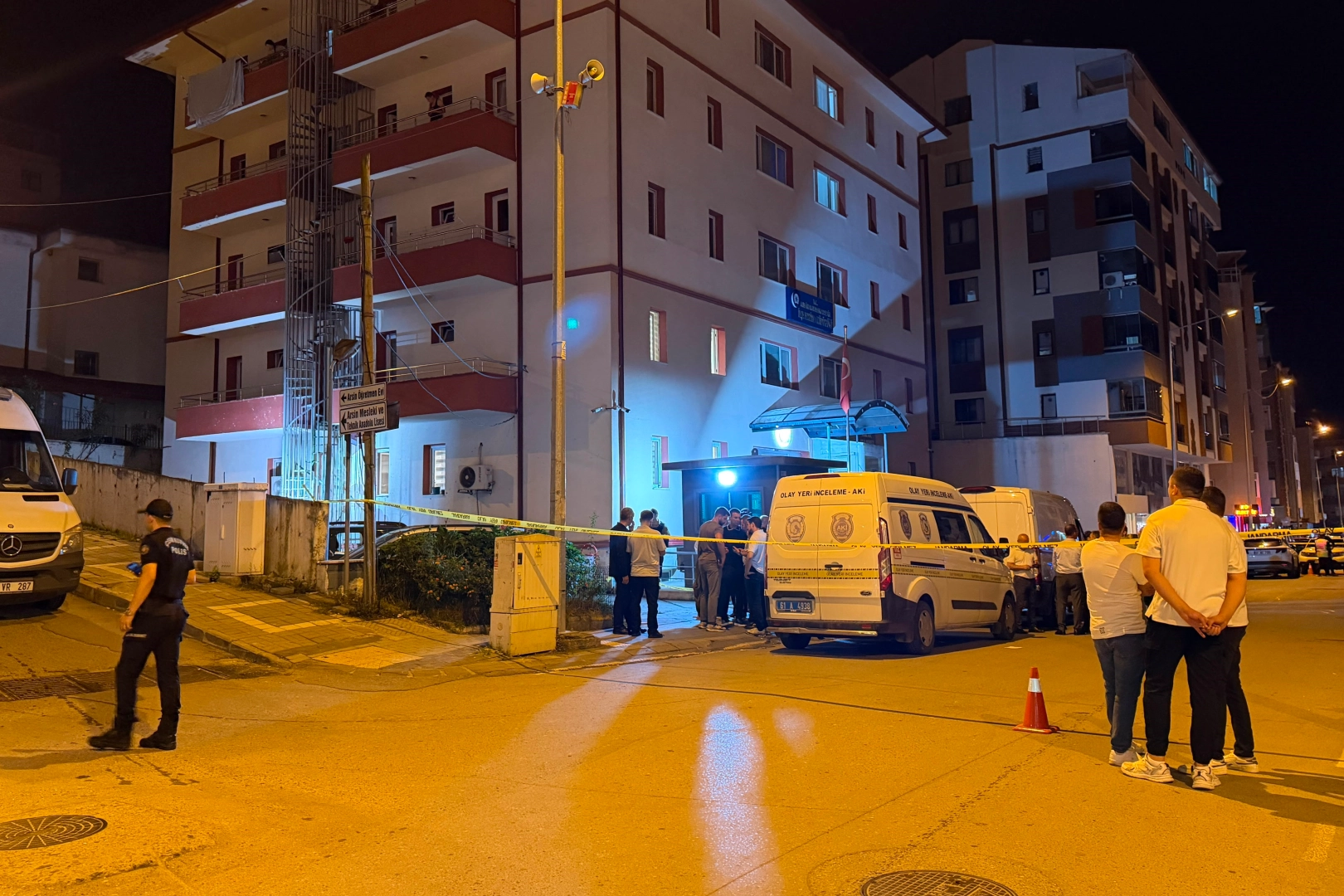 Trabzon Arsin'de emniyet otoparkına insansız hava aracı düştü: 3 araç hasar gördü