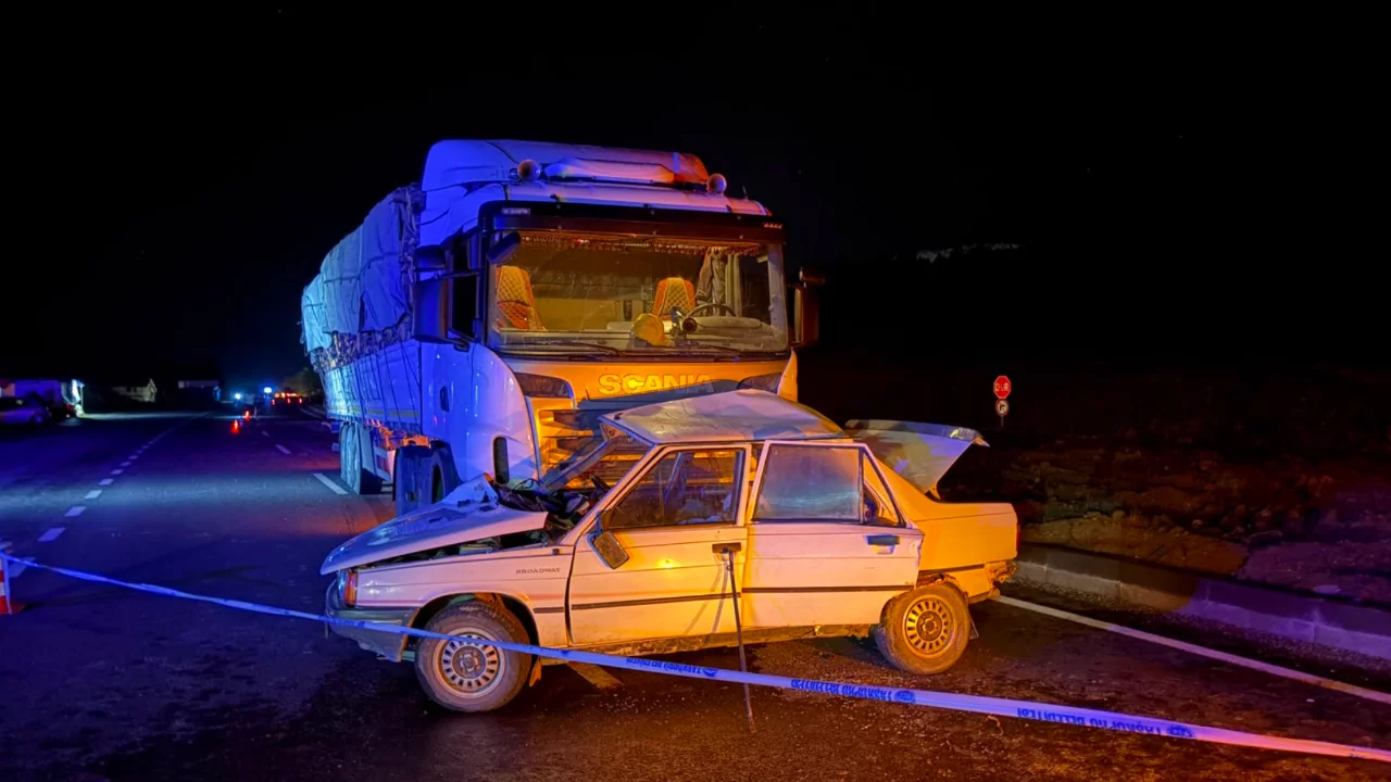 Kastamonu'da TIR ile otomobil çarpıştı: 2 kişi hayatını kaybetti