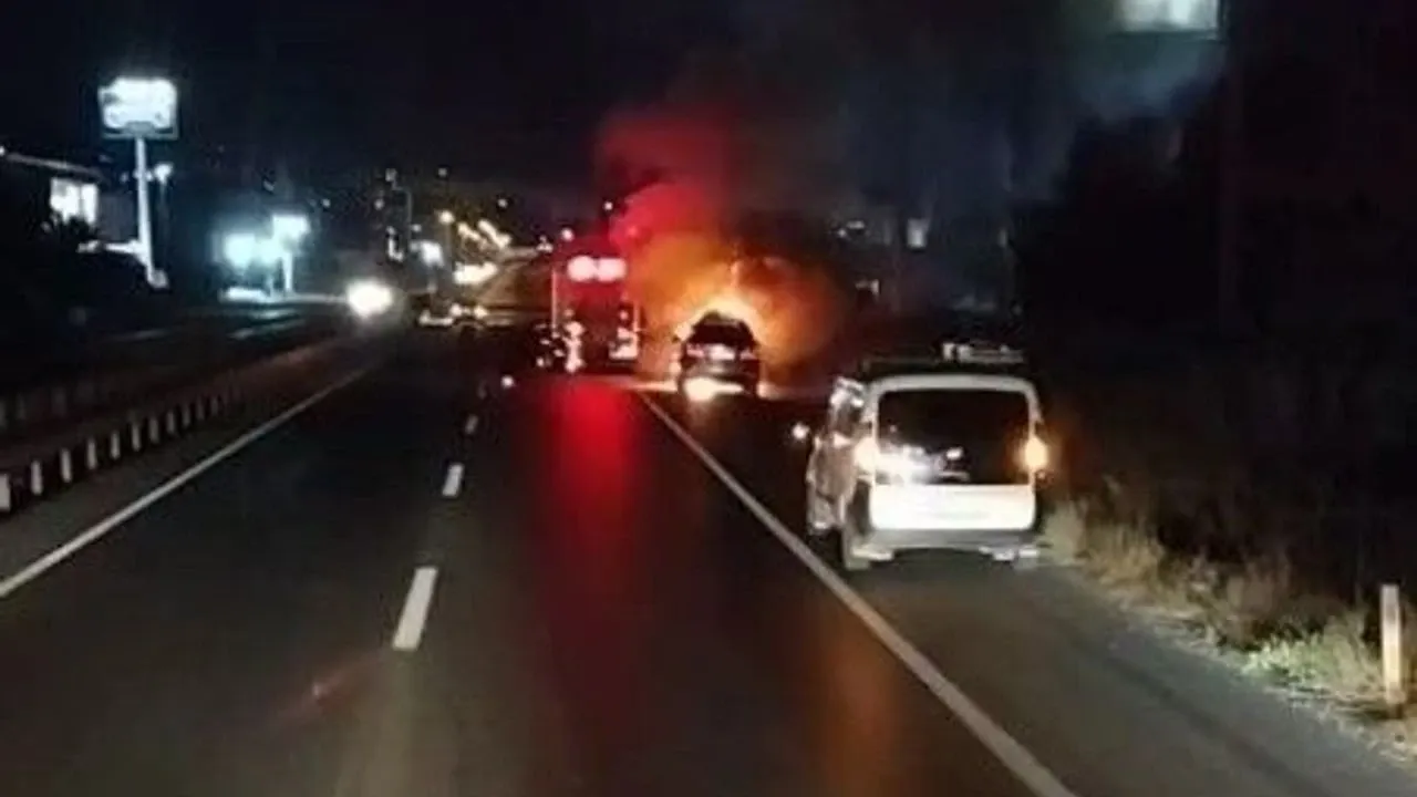 Bursa'da otomobil yangını: Gemlik-Bursa yolunda alevler yükseldi