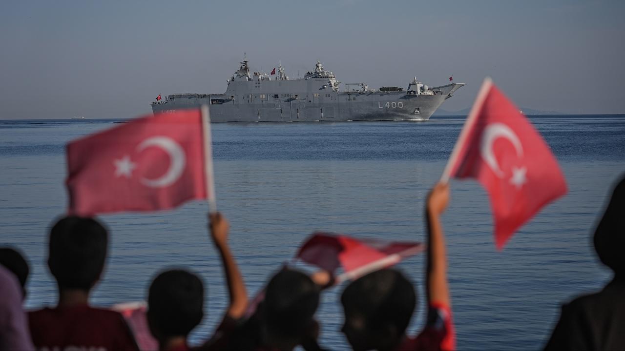 Türk donanması Yalova'da TEKNOFEST Mavi Vatan öncesi geçiş yaptı