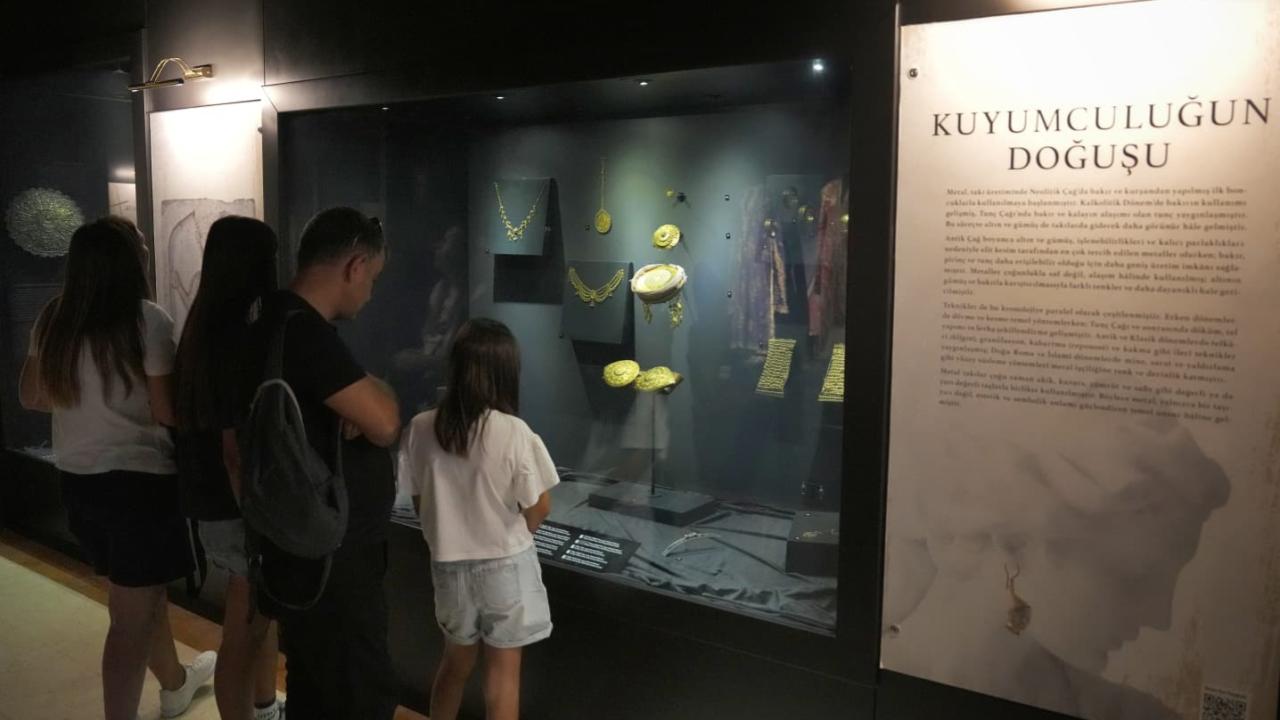 Ankara Etnografya Müzesi'nde takı tarihi sergisi başladı
