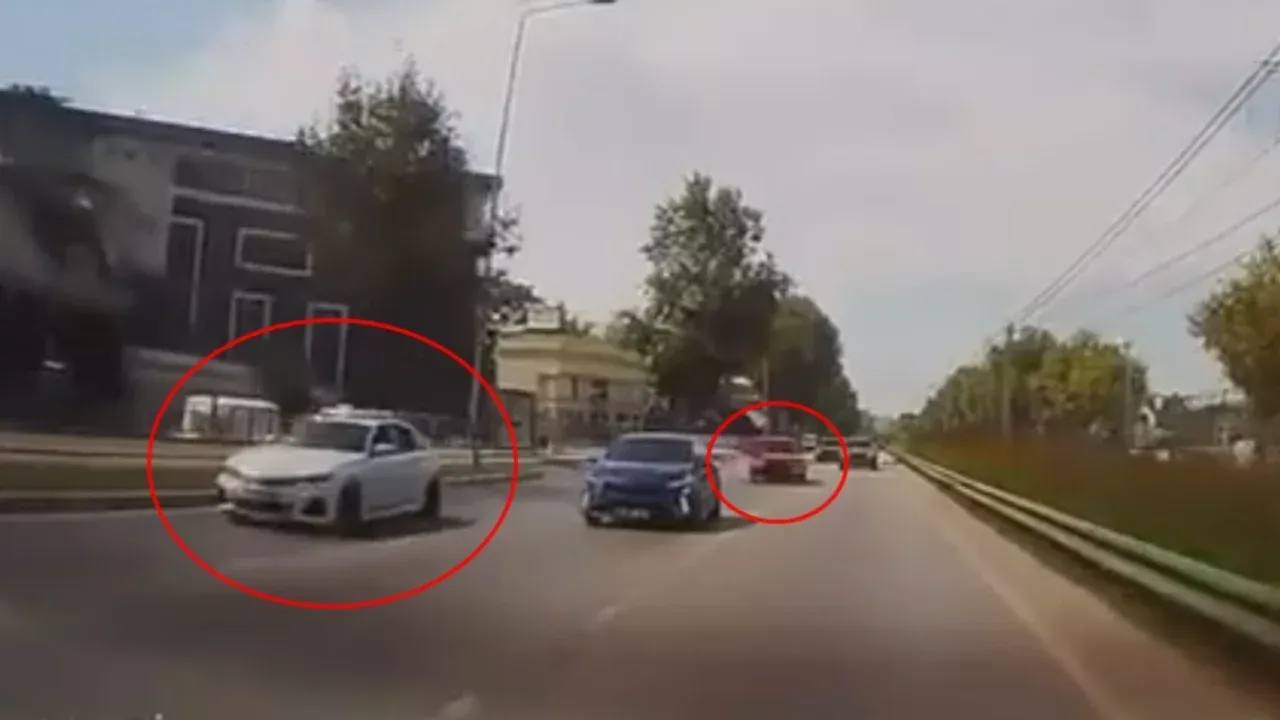 Bursa'da Otoyolda Makas Atan Araçlar Çarpıştı: Yaralanma Yok