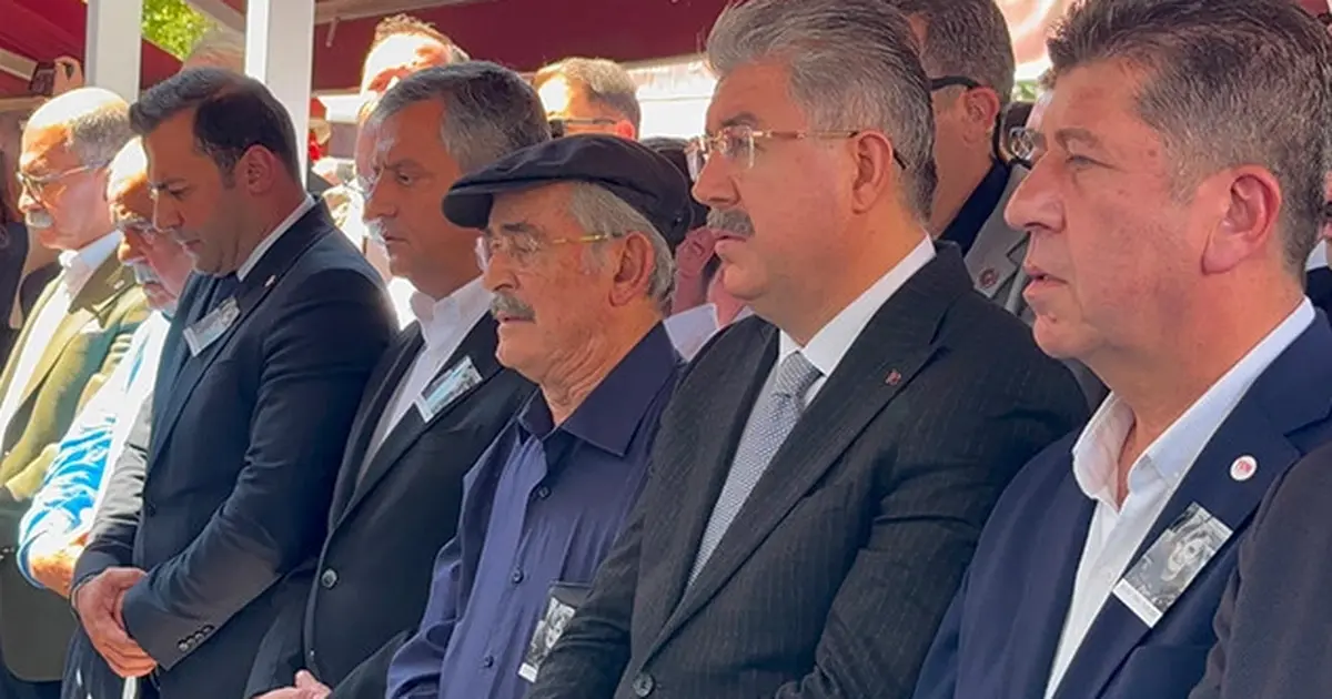 Yeni Parti Genel Başkanı Özgür Özel, Eskişehir'de cenaze törenine katıldı