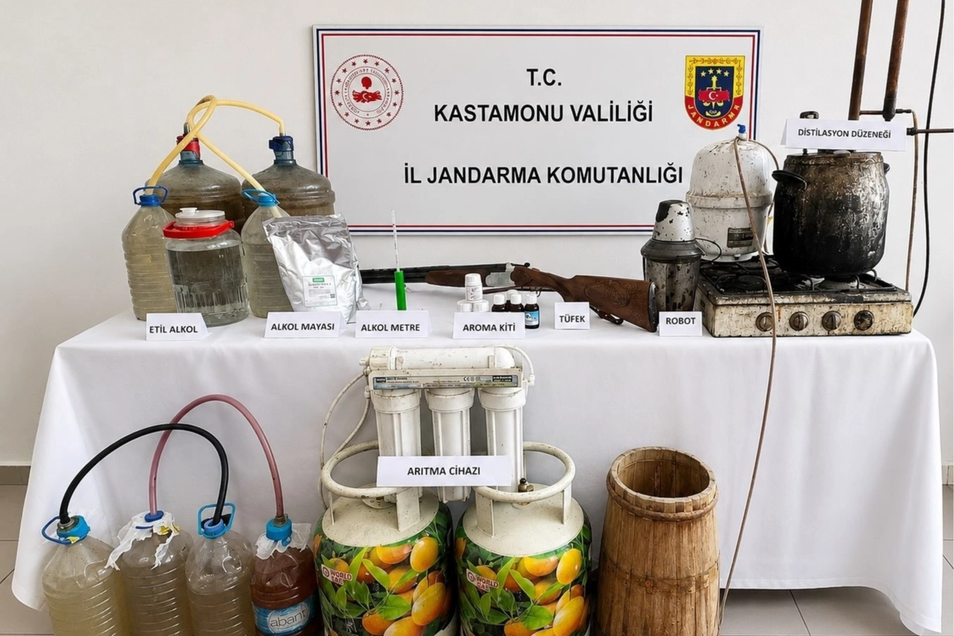 Kastamonu'da jandarma, kaçak içki üretiminde 50 litre etil alkol ele geçirdi Kastamonu'da jandarma, kaçak içki üretiminde 50 litre etil alkol ele geçirdi