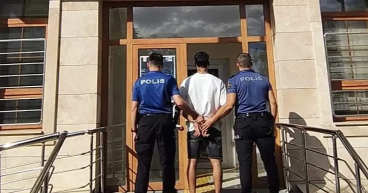 Muş’ta 3 yıl 4 ay hapis cezası bulunan şahıs polis tarafından yakalandı Muş’ta 3 yıl 4 ay hapis cezası bulunan şahıs polis tarafından yakalandı
