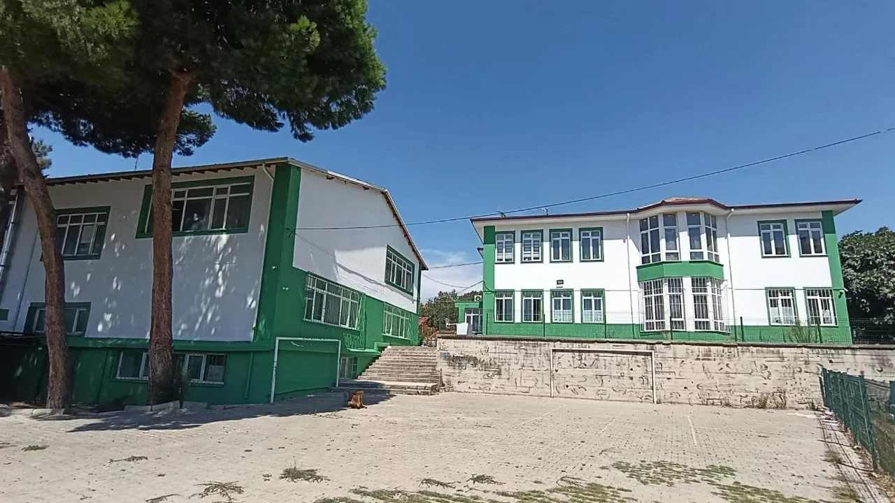 Yeniköy Ortaokulu, Bursaspor'un renkleriyle yeni döneme hazırlanıyor