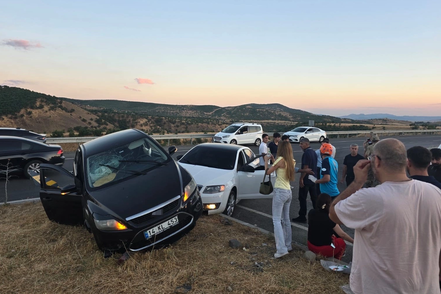 Bingöl'de akşam saatlerinde trafik kazası: 3 yaralı Bingöl'de akşam saatlerinde trafik kazası: 3 yaralı