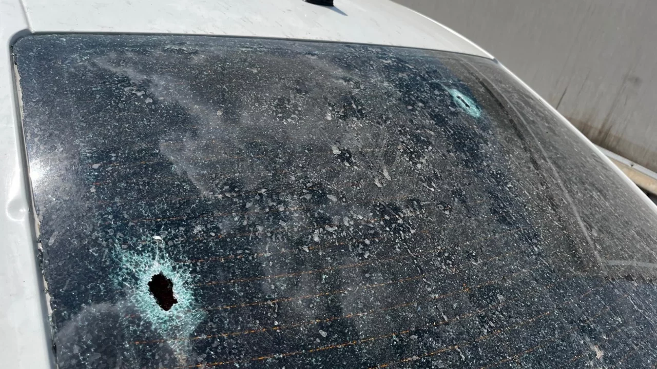 Siverek'te aileyi takip eden araçlar kurşun yağmuruna tuttu: 1 yaralı Siverek'te aileyi takip eden araçlar kurşun yağmuruna tuttu: 1 yaralı
