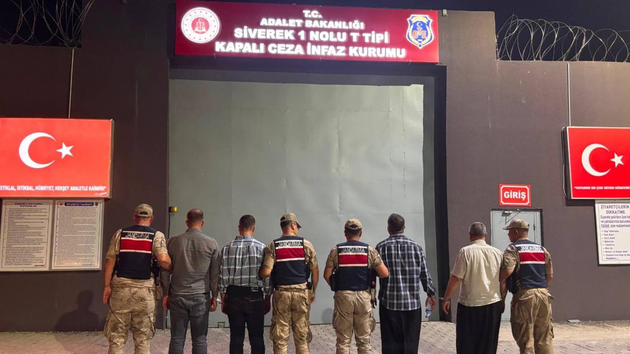 Şanlıurfa'da otomobile ateş açan 4 şüpheli tutuklandı: Baba ve kızı yaralandı Şanlıurfa'da otomobile ateş açan 4 şüpheli tutuklandı: Baba ve kızı yaralandı