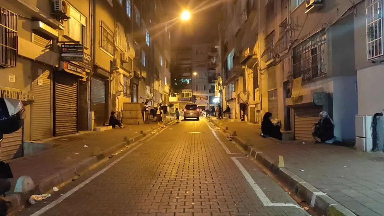 Fatih'te midyeciyle tartışma bıçaklı kavgaya dönüştü: Bir kadın yaralandı